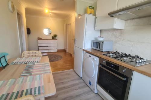 Köök või kööginurk majutusasutuses Bright & Lovely & apartment