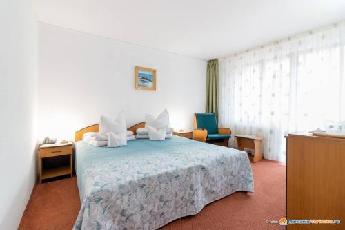 a hotel room with a bed and a window at Hotel Bradul in Durau