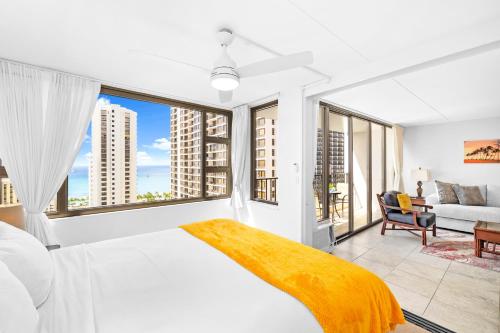- une chambre avec un lit blanc et une grande fenêtre dans l'établissement Great Ocean & Diamond Head View Condo with Free Parking!, à Honolulu