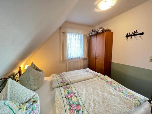 a small bedroom with a bed and a window at Buhne IV OG in Wieck