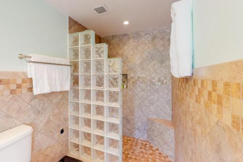 y baño con ducha, aseo y lavamanos. en Desert Willow Mod Permit# 5268 en Palm Springs