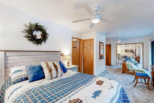 - une chambre avec un lit et un ventilateur de plafond dans l'établissement Nana and Papas Nest Where the Flock Gathers, à Shaver Lake