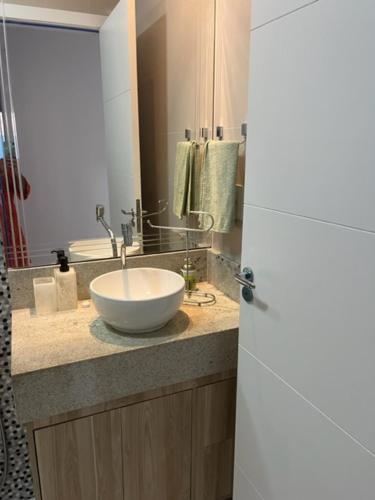 un bagno con un lavandino e uno specchio di Um Paraíso em Paripueira a Paripueira