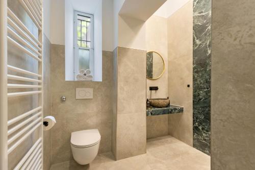 łazienka z toaletą i umywalką w obiekcie BOUTIQUE ROOMS I Luxus Suite I Center I Netflix I Boxspring w Augsburgu