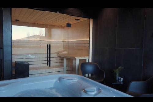 Et badeværelse på Gîte Le guillaume et espace bien-être privatisé de 20h30 à 22h30, jacuzzi, hammam, sauna