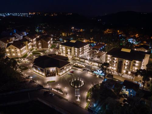 uma vista aérea de uma cidade à noite em Buona Vitta Gramado Resort & Spa by Gramado Parks em Gramado