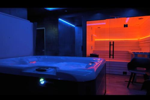 Camera con vasca e luci di Gîte Le guillaume et espace bien-être privatisé de 20h30 à 22h30, jacuzzi, hammam, sauna a Crots
