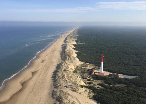 uma vista aérea de uma praia com um farol em Vacance La Tremblade em La Tremblade