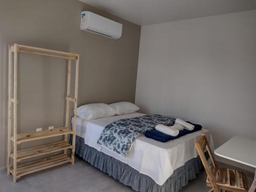 Habitación pequeña con cama y escritorio. en Pousada dos Sonhos Francês, en Marechal Deodoro