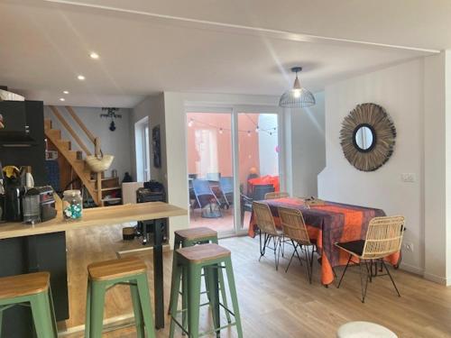 Fotografia z galérie ubytovania Belle maison de vacances avec patio - pour 6 pers - à deux pas de la grande plage et du centre ville v destinácii Les Sables-dʼOlonne