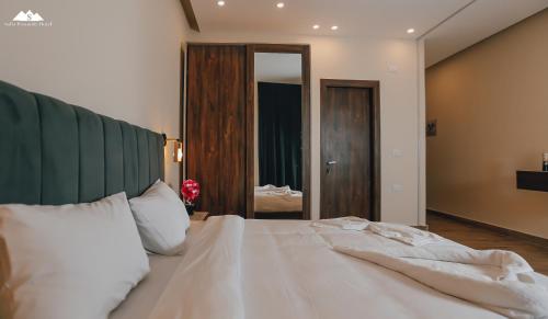 Ένα ή περισσότερα κρεβάτια σε δωμάτιο στο Sofia Pyramids Hotel