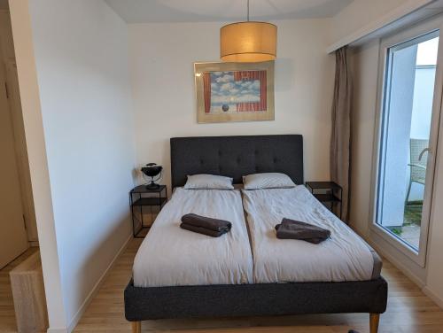 1 dormitorio con 1 cama con 2 almohadas en Top Floor Luxembourg City Studio with a Great View, en Luxemburgo