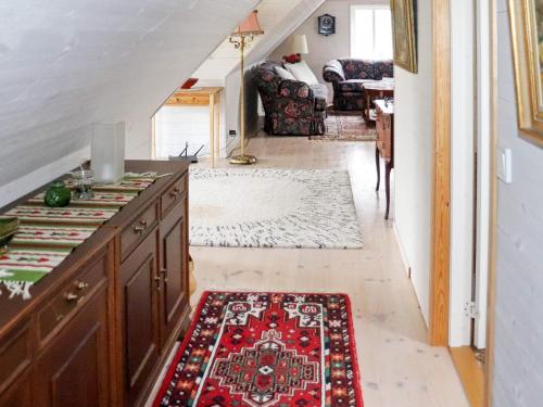un pasillo con una alfombra en el suelo en una casa en Holiday home MUNKA-LJUNGBY VI en Munka-Ljungby