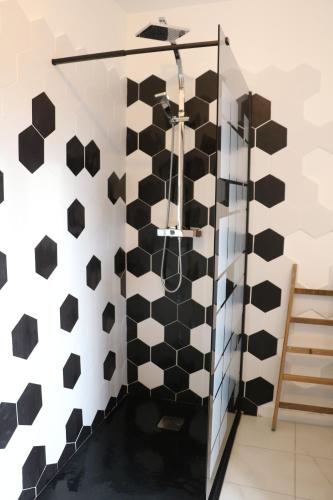Zimmer mit einer schwarz-weißen karierten Wand in der Unterkunft Maison Céleste in Nuits-Saint-Georges