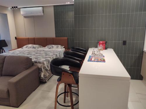 Habitación con mesa, 2 sillas y 1 cama en apartamento 5 estrelas bela vista, en São Paulo