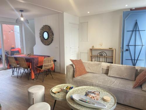 Fotografia z galérie ubytovania Belle maison de vacances avec patio - pour 6 pers - à deux pas de la grande plage et du centre ville v destinácii Les Sables-dʼOlonne