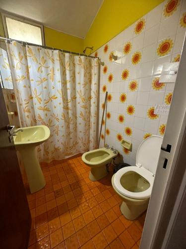 a bathroom with a toilet and a bidet and a sink at Mi Sueño in San Antonio de Arredondo