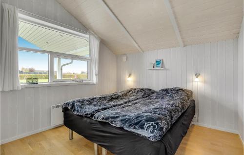 RådeにあるNice Home In Haderslev With 3 Bedrooms, Sauna And Wifiの窓付きの部屋にベッド付きのベッドルーム1室があります。