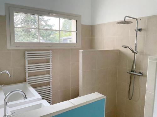 uma casa de banho com um chuveiro, um lavatório e uma banheira em Au 41 - le calme à 5 min d'Auxerre em Saint-Georges-sur-Baulche