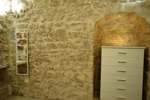 1 dormitorio con pared de piedra y vestidor en House71043, en Manfredonia