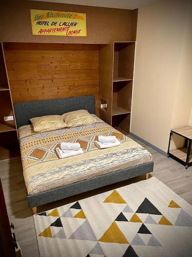 um quarto com uma cama com duas toalhas em Jacquemart em Moulins