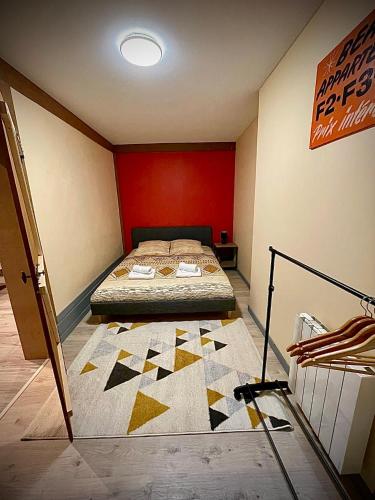 - une chambre avec un lit dans une chambre rouge dans l'établissement Jacquemart, à Moulins