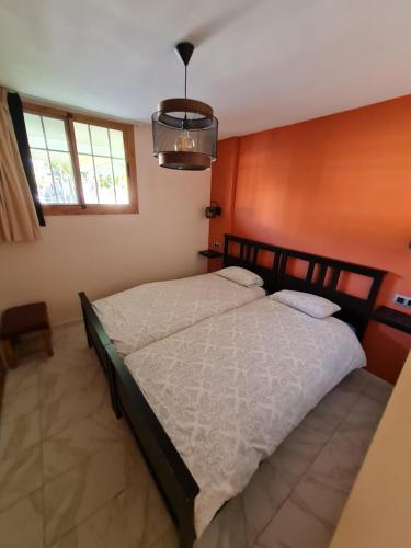um quarto com uma cama grande num quarto em Cozy apartment very close to Yumbo Center em Playa del Inglés