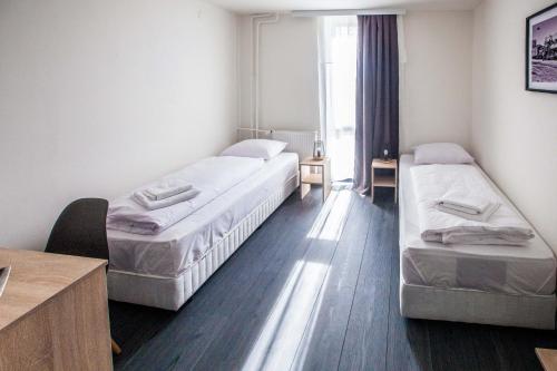 Un pat sau paturi într-o cameră la Hotel Rajka