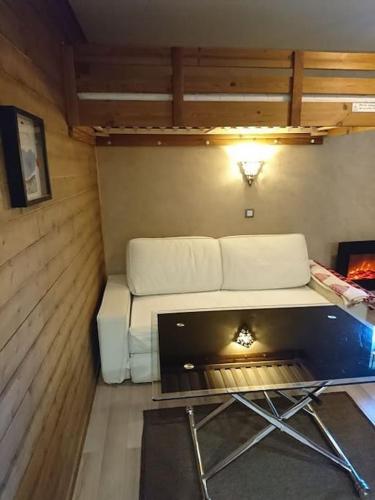- un salon avec un canapé blanc dans l'établissement Le Diamant 1 App R 12, à Les Deux Alpes