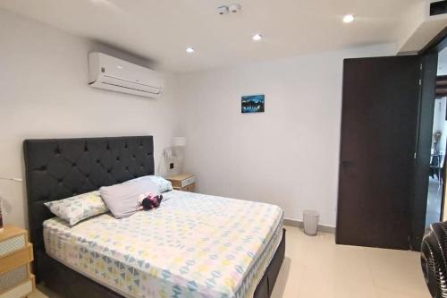 1 dormitorio con 1 cama con cabecero negro en Espectacular casa con piscina privada y vistas en Los Patios