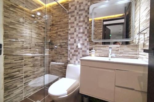 W łazience znajduje się toaleta i przeszklony prysznic. w obiekcie Espectacular casa con piscina privada y vistas w mieście Los Patios