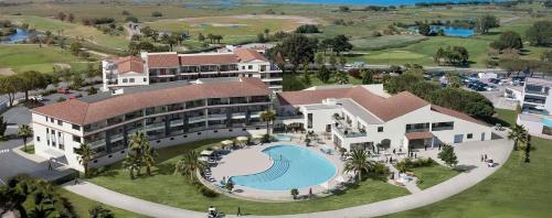 - une vue aérienne sur un complexe avec une piscine dans l'établissement Horizon Golf - Appart vue piscine et golf, à Saint-Cyprien