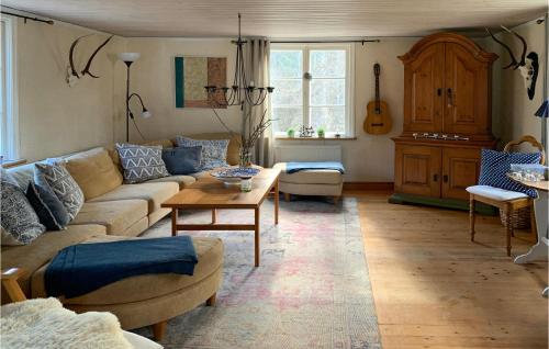 韋斯特維克的住宿－3 Bedroom Awesome Home In Vstervik，客厅配有沙发和桌子