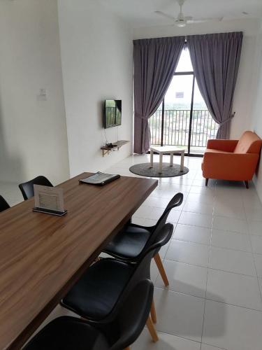 ein Wohnzimmer mit einem Holztisch und Stühlen in der Unterkunft CityViu at Imperio Professional Suites in Alor Setar