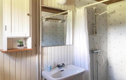 Ett badrum på 3 Bedroom Awesome Home In Vstervik