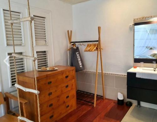 Grand-BourgにあるVilla Lauréalの木製ドレッサーとシンク付きの客室です。