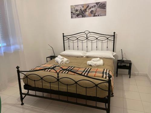 ein Schlafzimmer mit einem Bett mit zwei Handtüchern darauf in der Unterkunft B&b Binario38 in Benevento