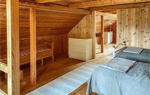 um quarto com uma cama num chalé de madeira em Sexdrega em Sexdrega