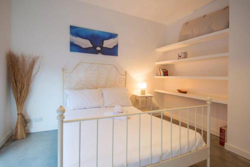 - une chambre avec un lit blanc dans l'établissement VBH PENTHOUSE SPINOLA ST. JULIAN'S, à San Ġiljan