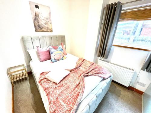 ケンブリッジにあるKoala & Tree - Renovated 2 Bed Apartment ideal location - Short Lets & Serviced Accommodation Cambridgeのベッドルーム1室(枕、毛布付)