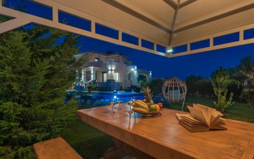 カラマキにあるRomanza Luxury Villaの果物の盛り合わせと本