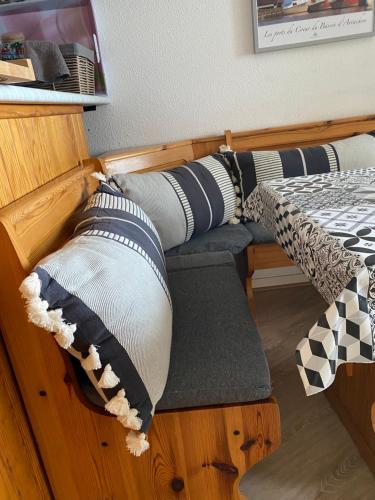 a row of pillows on a bed in a room at Les Marinas de Cassy in Lanton