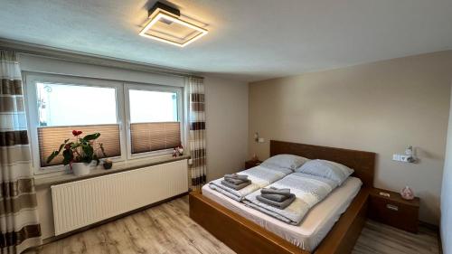 een kleine slaapkamer met een bed en een raam bij Pension zum Winterberg in Elsterwerda