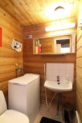 a small bathroom with a toilet and a sink at Lomariihi 1 in Muurame