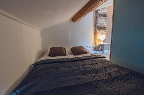 1 dormitorio con 1 cama grande en una habitación en Stud'ain, en Coligny