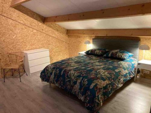 1 dormitorio con 1 cama extragrande y escritorio en loods 14-2 en Groningen