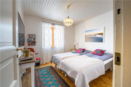 una camera con due letti e una finestra di Luleå Village Cabin a Luleå