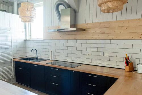 cocina con fregadero y encimera en Mehrfamilienhaus auf Fehmarn 800m zum Strand, en Fehmarn