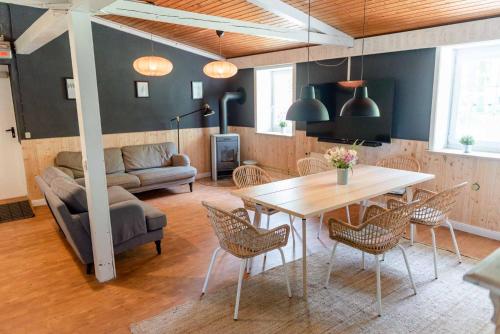 een woonkamer met een tafel en stoelen en een bank bij Mehrfamilienhaus auf Fehmarn 800m zum Strand in Fehmarn