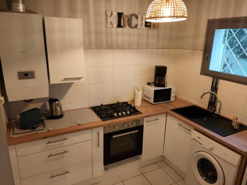 Dapur atau dapur kecil di Joli studio les pieds dans l eau avec place de Parking gratuite